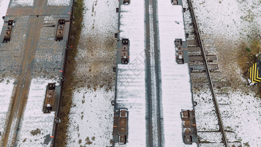 巷道交货火车拖拉空平台可见铁路和雪1602号车轮旅行图片
