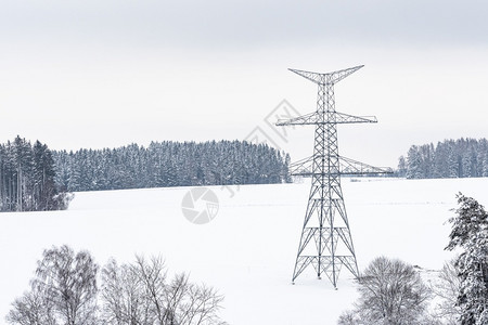 电气雪在冬季建造高电压铁塔供冬季安装组输电线路支持置准备安高的图片