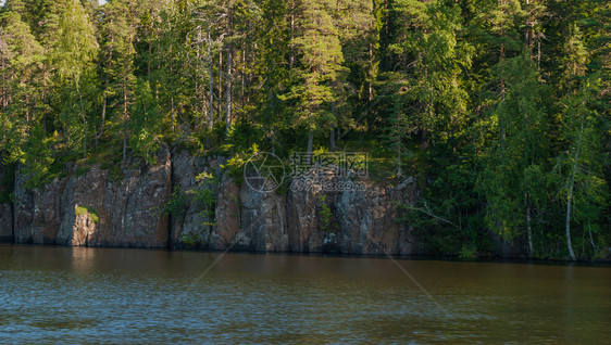 山新鲜河花岗岩石和上的森林在湖岸边的风景中图片