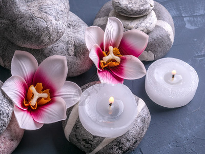 温泉冷静的绿色蜡烛鲜花和毛巾斯帕布构成的由石头鲜花和燃烧的蜡烛组成图片