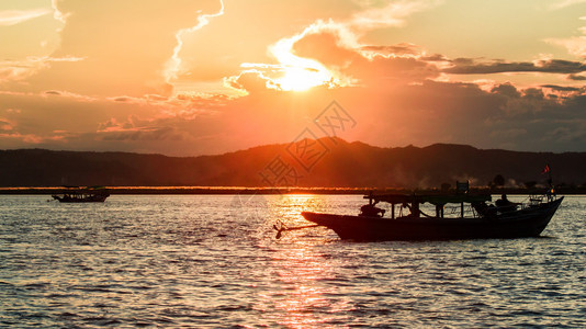 缅甸蒲甘伊洛瓦底江日落天空亚洲人暮图片