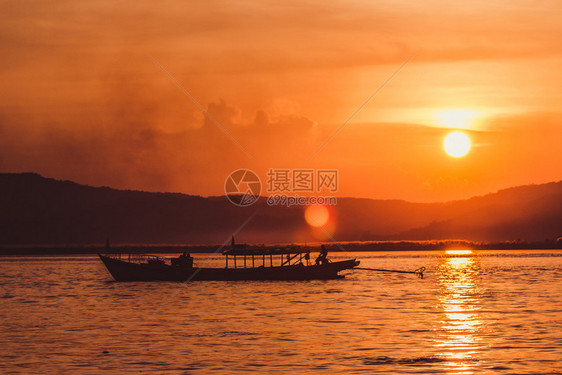 河缅甸蒲甘伊洛瓦底江日落旅游金的图片