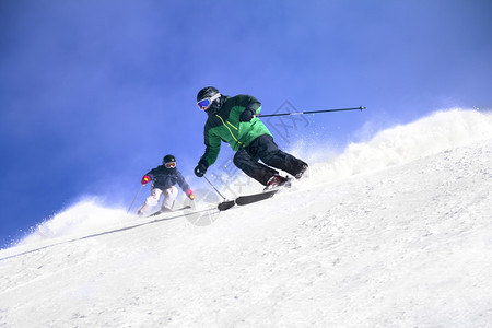 冬季雪山滑雪图片