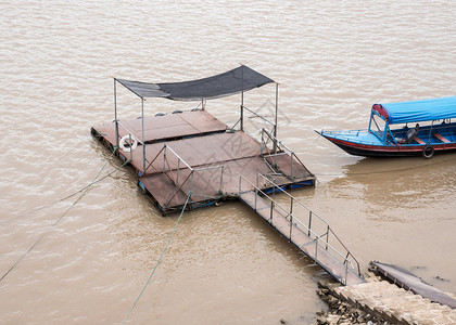浮桥金属工具在泰国北部大河上漂浮的长尾船与老旧的当地浮舟一起漂在泰国北部图片