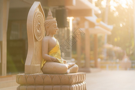 冥想祈祷在泰国的古佛像老寺庙和清晨的太阳背景下禅图片