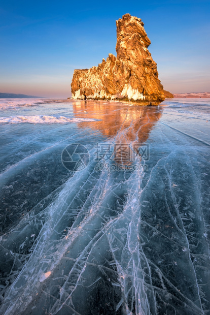 俄罗斯Baikal湖Sunset的著名Baikal湖冰和Ogoy岛水旅游寒冷的图片