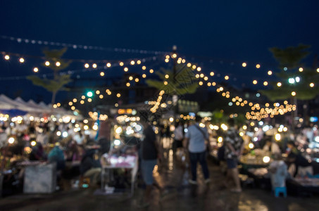 夏天由人们为背景使用在夜间行走的市场外举行闪亮节活动集市摊位天图片