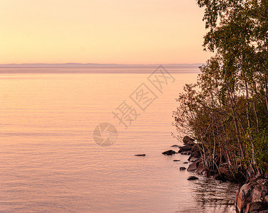 岛屿海浪拉多加湖和日落时边岛的景象旅行图片