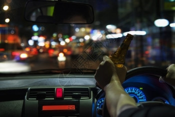 醉罪犯人晚上在城里开车时喝啤酒左手驾驶系统很危险左手驾驶系统违反图片