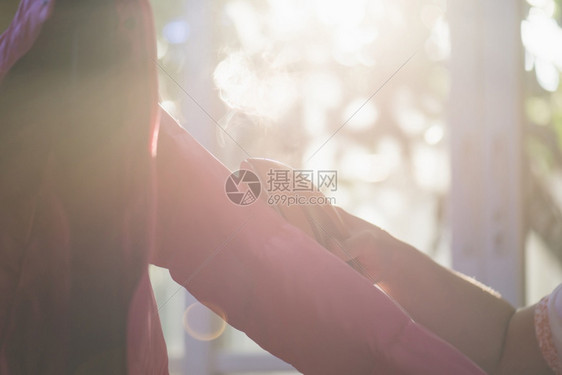 铁亚裔妇女用服装蒸汽车熨衣清洁器打扫图片