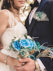 时尚握着蓝花束的新娘之手奏鸣曲男人图片