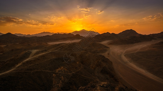 在埃及沙漠岩石日落时的画面中红色公园路图片