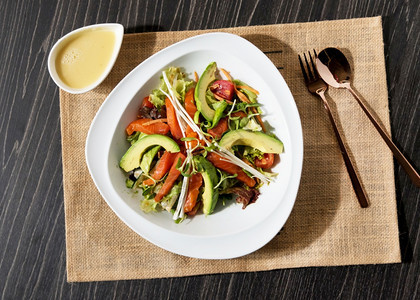 健康午餐含有混合生菜鳄梨扁豆和洋葱的熏鲑鱼牛油果图片