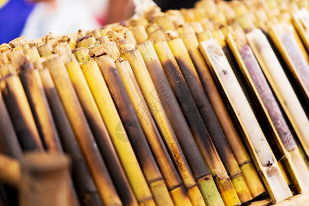 KhaoLam的紧闭区竹瓶中烤熟的谷地大米泰国街头食品市场物木头吃图片