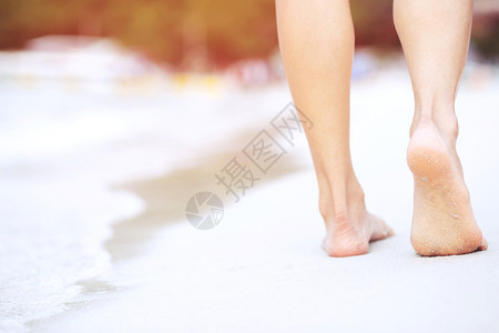 瓜拉纳皮海岸支撑一个女人在海滩上行走图片