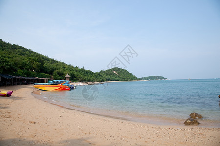 景观KohLarn船的海滩停在上供游客使用停泊海浪图片