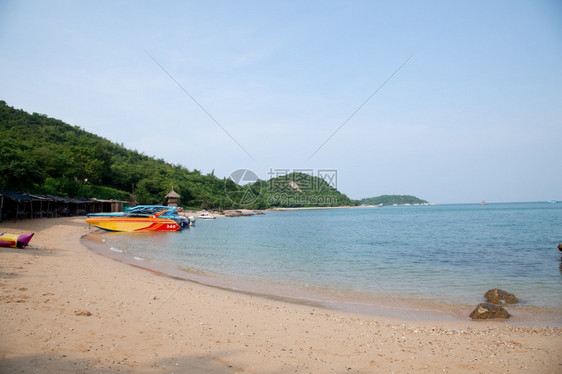 景观KohLarn船的海滩停在上供游客使用停泊海浪图片