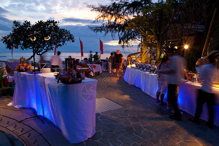 酒吧在泰国海滩日落时吃晚饭盘子热带图片
