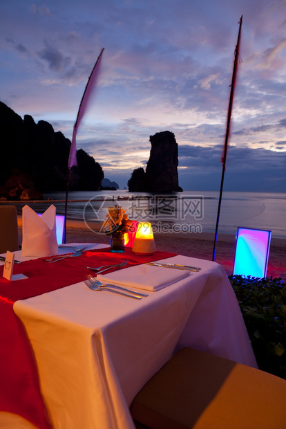 在泰国海滩日落时吃晚饭假期自然餐厅图片