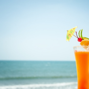 饮料樱桃热带海洋滩的龙舌兰日出鸡尾酒水果和伞式装饰贵重风格时装彩色图像带有邀请书文本复制空间潮人图片