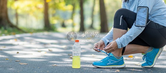 训练年轻运动员妇女在公园户外系鞋女运动员准备在外面的路上慢跑AsianFitness在早晨健康与体育概念中步行和徒锻炼Asian图片