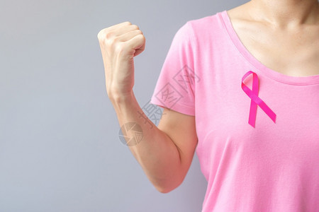 佩戴粉丝带预防乳腺癌症概念图片