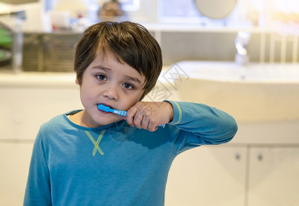 童年儿保健概念穿着睡衣面脸疲累的睡衣每天早上打扫牙齿儿童保健概念在孩子眼里儿童保健概念牙膏洗图片
