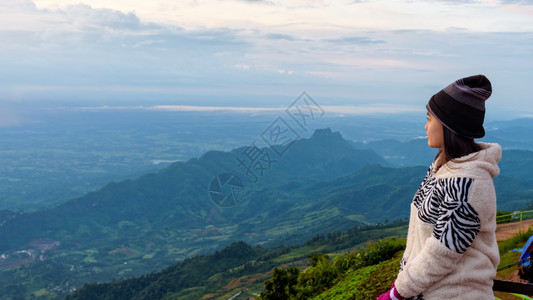 风景优美在泰国PhuThapBoekViewpointPhitechabun日出时观看森林和山的美丽自然景观女游客169名观日出背景图片