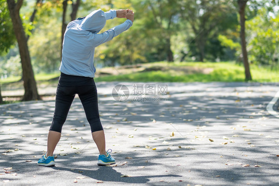 卡路里人们户外年轻运动员女在露户公园里挣扎女跑选手准备在外面的路上慢跑作为亚人Fitness在清晨健康和体育概念中步行和徒运动图片