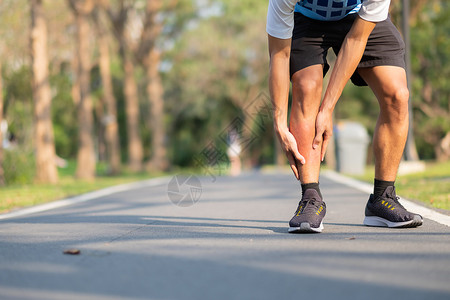 马拉松在训练亚裔运动员在早晨和健康概念外跑步和锻炼后患上小牛腿痛和问题时手握运动腿部受伤肌肉疼痛的年轻健身壮男子亚洲人他的图片