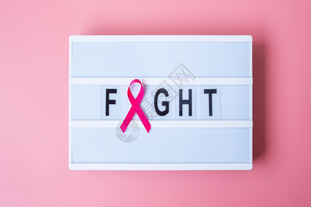 活的医生10月提高乳腺癌意识月粉红丝带在灯盒上有FIight文字背景的灯箱上以支持人们的生活和疾病国际妇女母亲和世界癌症日概念女图片