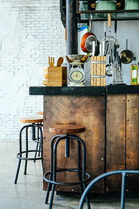 在室内餐厅Loft厨房设计的详细图像冰箱图片
