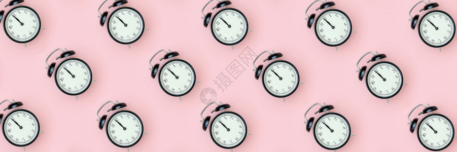 有创造力的午夜最佳粉红色背景上带有黑闹钟的图案最小样式用于文本的顶视图横幅模板设计粉红色背景上带有黑闹钟的图案图片