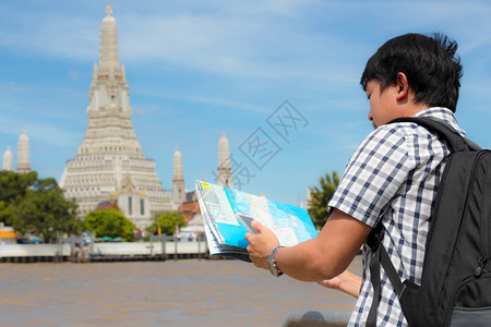 户外男旅游者正计划在泰国河上旅行背着黑色包计划出行旅在泰国的WatArun和WatArun等地旅行者正在计划前往泰国旅游黑色的年图片
