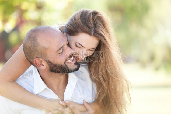 家庭诺维科夫微笑的年轻女人和男一起欢喜他们在明亮的日出大自然中笑泣和拥抱安详图片