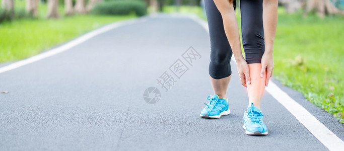跑步时肌肉受伤的青年女性特写图片