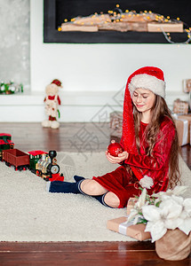 圣诞节小女孩装饰客厅图片