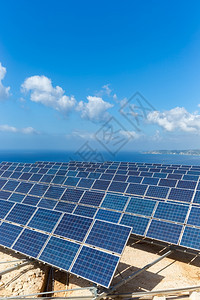 环境晴天收藏家许多蓝色太阳能电池板在靠近希腊海岸带蓝天空的边各行图片