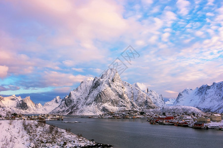 海滩北欧的绿色景美观洛福滕群岛冬季风景挪威美丽的山地景观挪威斯堪的纳维亚冬季斯堪的纳维亚冬季图片