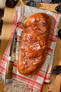 瑞士梨面包Birnbrot当地烤制货物装满干梨坚果和水晒干葡萄香菜图片