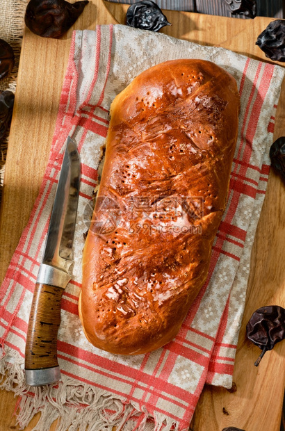 瑞士梨面包Birnbrot当地烤制货物装满干梨坚果和水晒干葡萄香菜图片