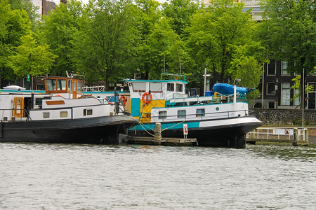 码头家荷兰阿姆斯特丹2015年6月日在荷兰阿姆斯特丹一条运河上的船城市景观图片