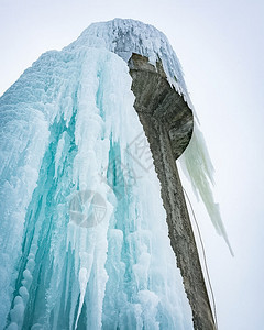 水塔上的冰柱泵结冰塔上的柱泵结冰垂直寒意霜图片