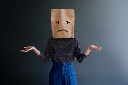 顾客经验或人的情感概念女用纸袋遮面由画线漫和身体语言呈现悲伤感和