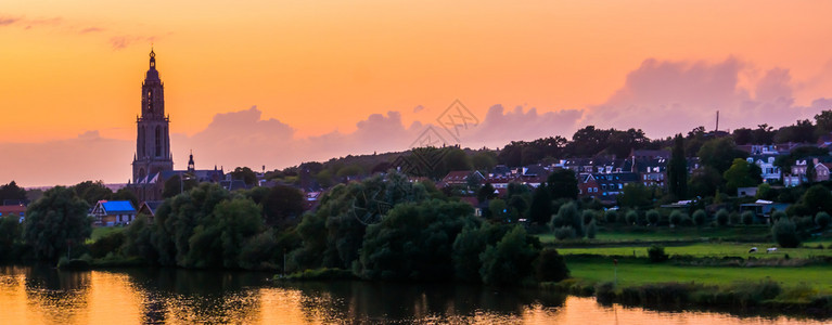 日落时的Rhenen美丽的城市天线美丽的有水生锈城镇建造景观省份图片