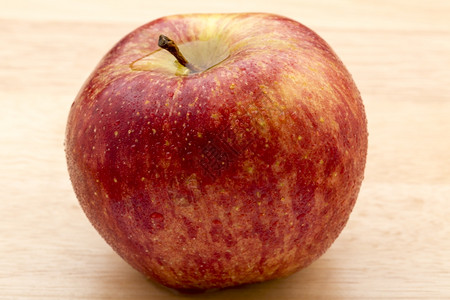 优雅自然一种红苹果有水滴在木制背景上新鲜红苹果有水滴在木制背景上图片