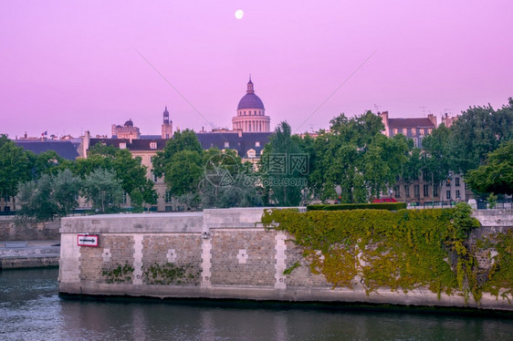 天际线公园法国夏季巴黎塞纳河畔的粉红清晨花岗岩堤岸巴黎塞纳河夏日海岸的清晨旅行图片