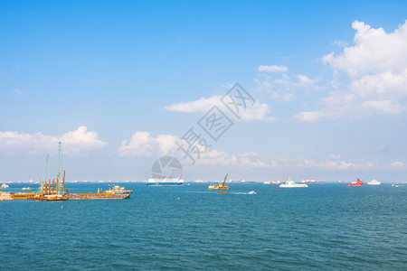 后勤门户网站经营物流海运船原油轮进入新加坡最繁忙港口的货船等商业物流海运船舶的视图载体图片