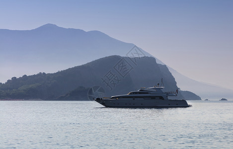 海岸钓鱼位于布德瓦的圣尼古拉斯山背景上的一艘海船休游轮晨雾中海船的休航轮在早晨HazeSilhouette传统的图片