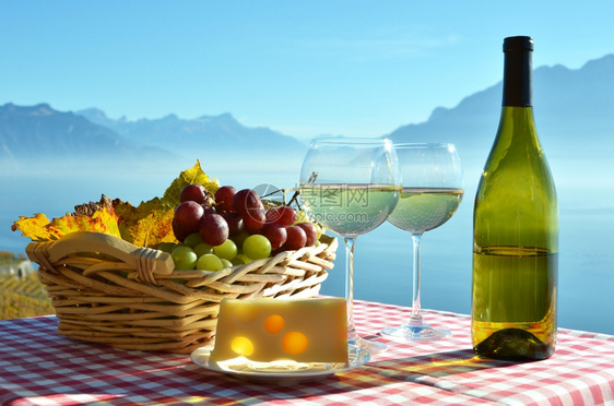 与瑞士日内瓦湖对抗的葡萄酒奶酪和水果喝栽培图片